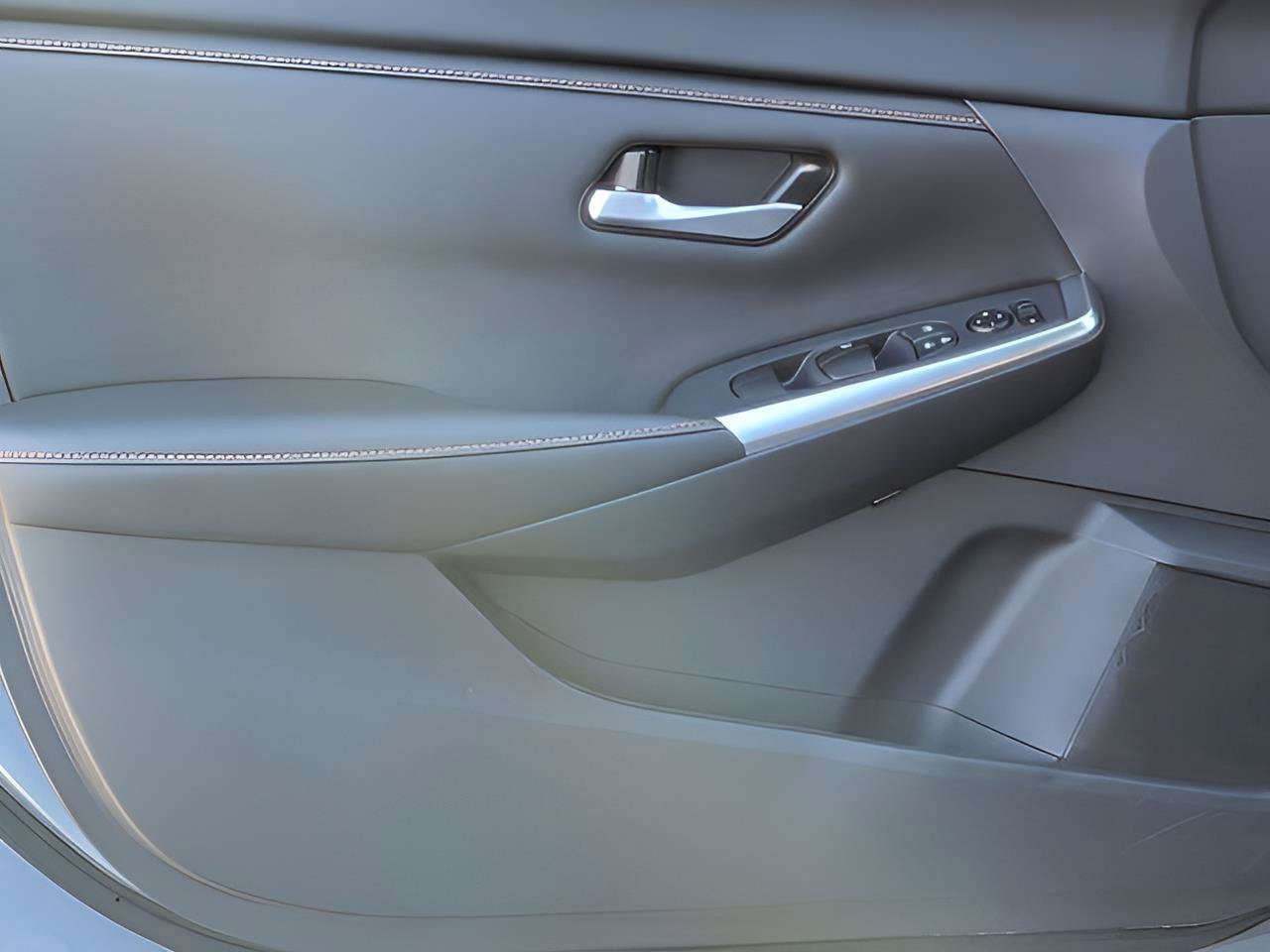 Certified 2025 Nissan Sentra SR FWD image 12