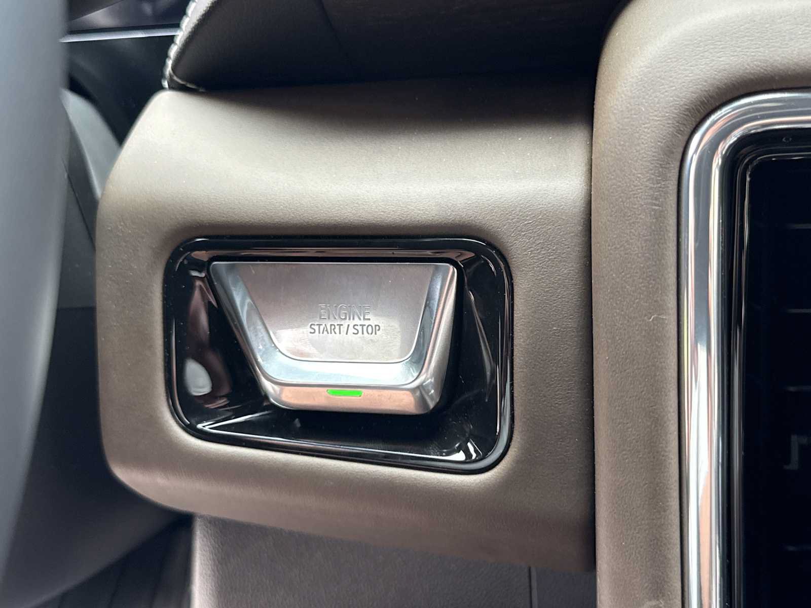 New 2026 GMC Yukon Denali Ultimate AWD/4WD image 9
