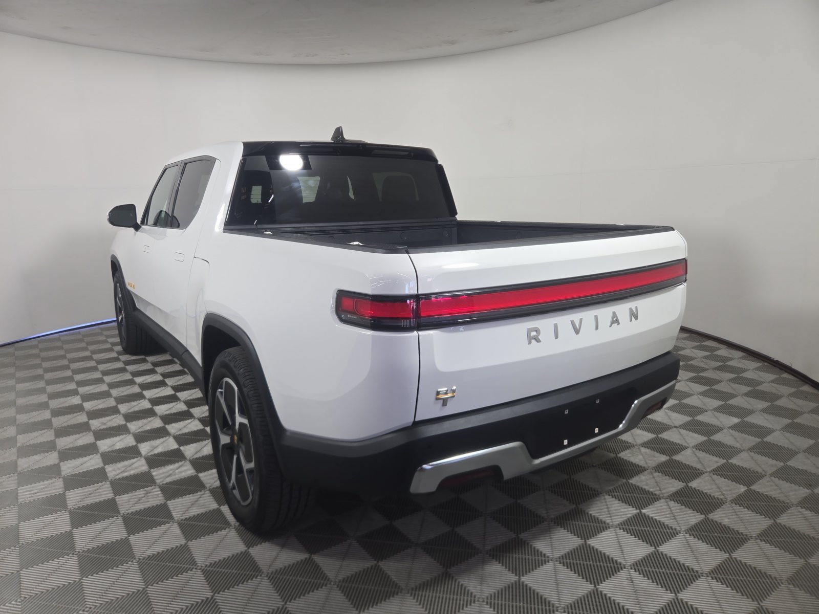 Used 2022 Rivian R1T Adventure AWD/4WD image 3