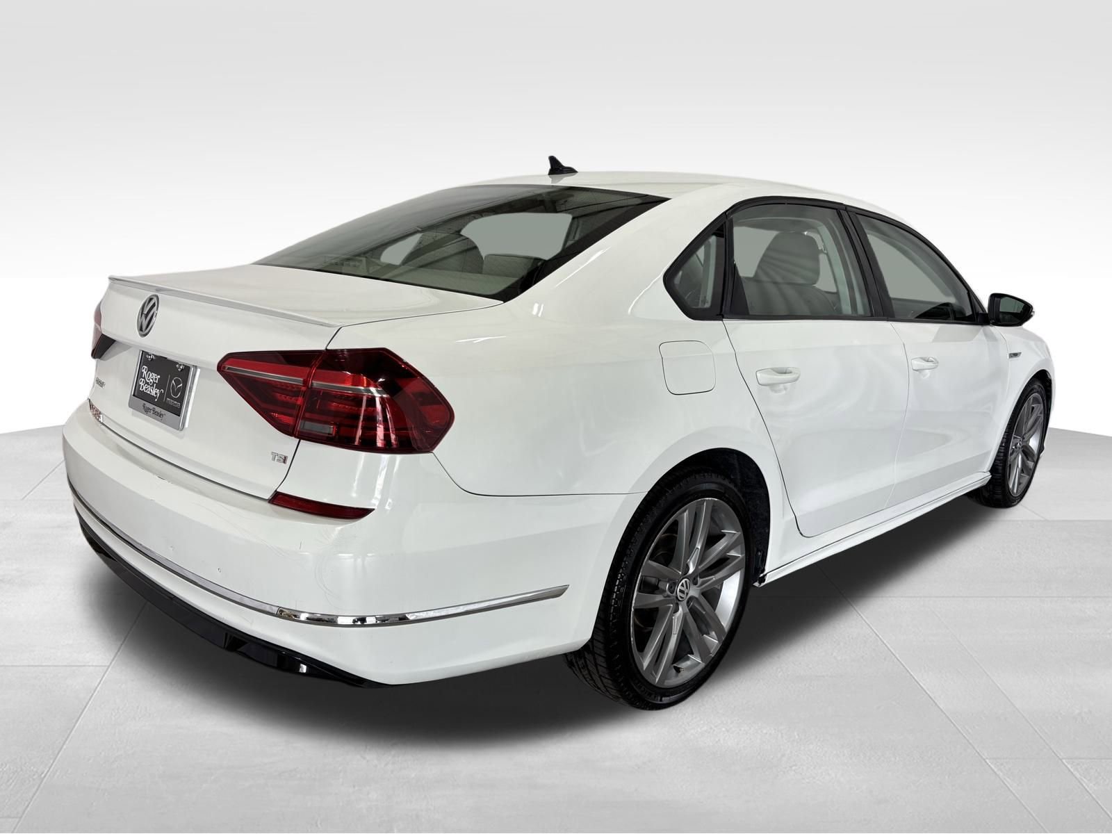 Used 2018 Volkswagen Passat 2.0T R-Line w/ R-Line Lighting Package image 5