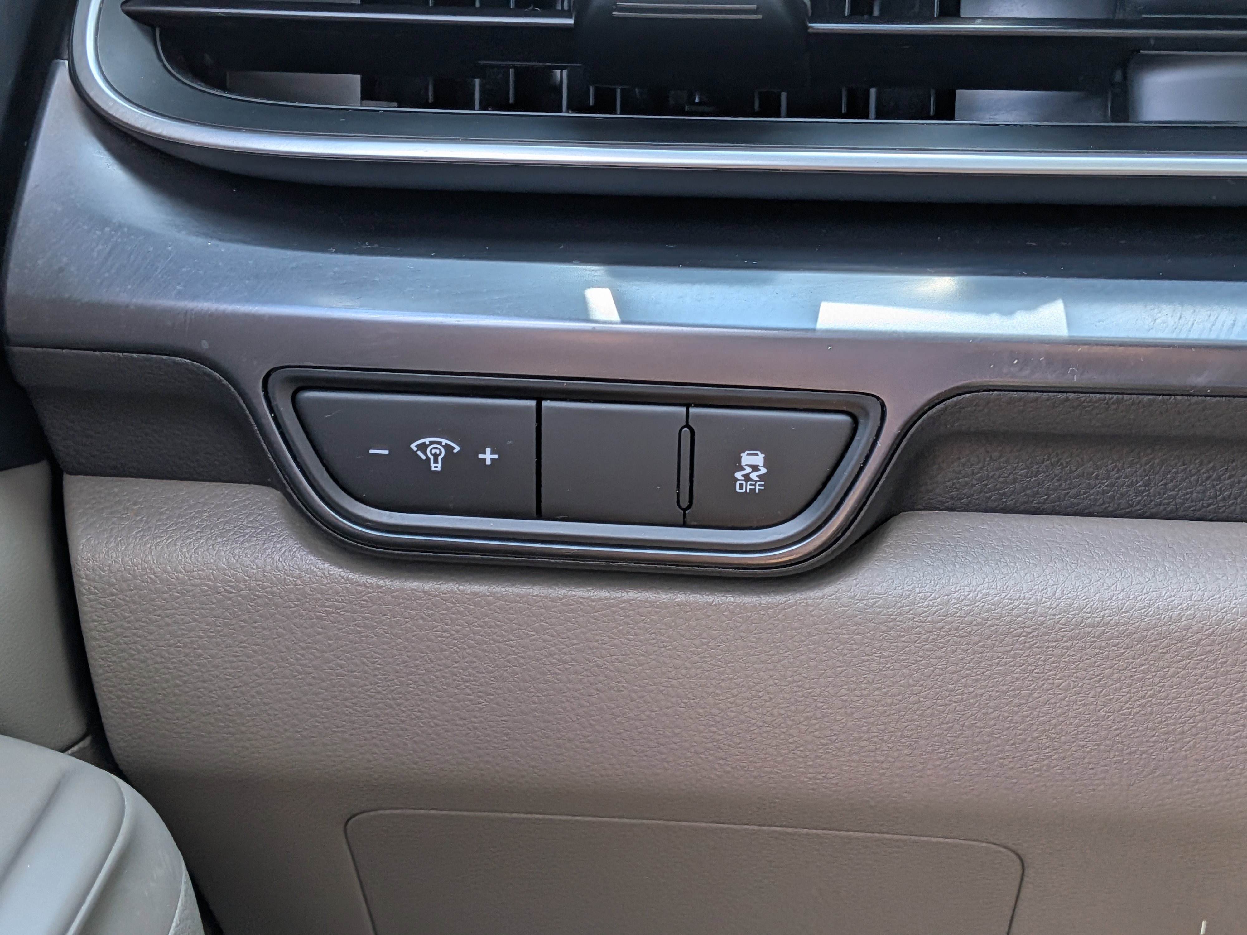 Used 2025 Kia Carnival FWD image 26