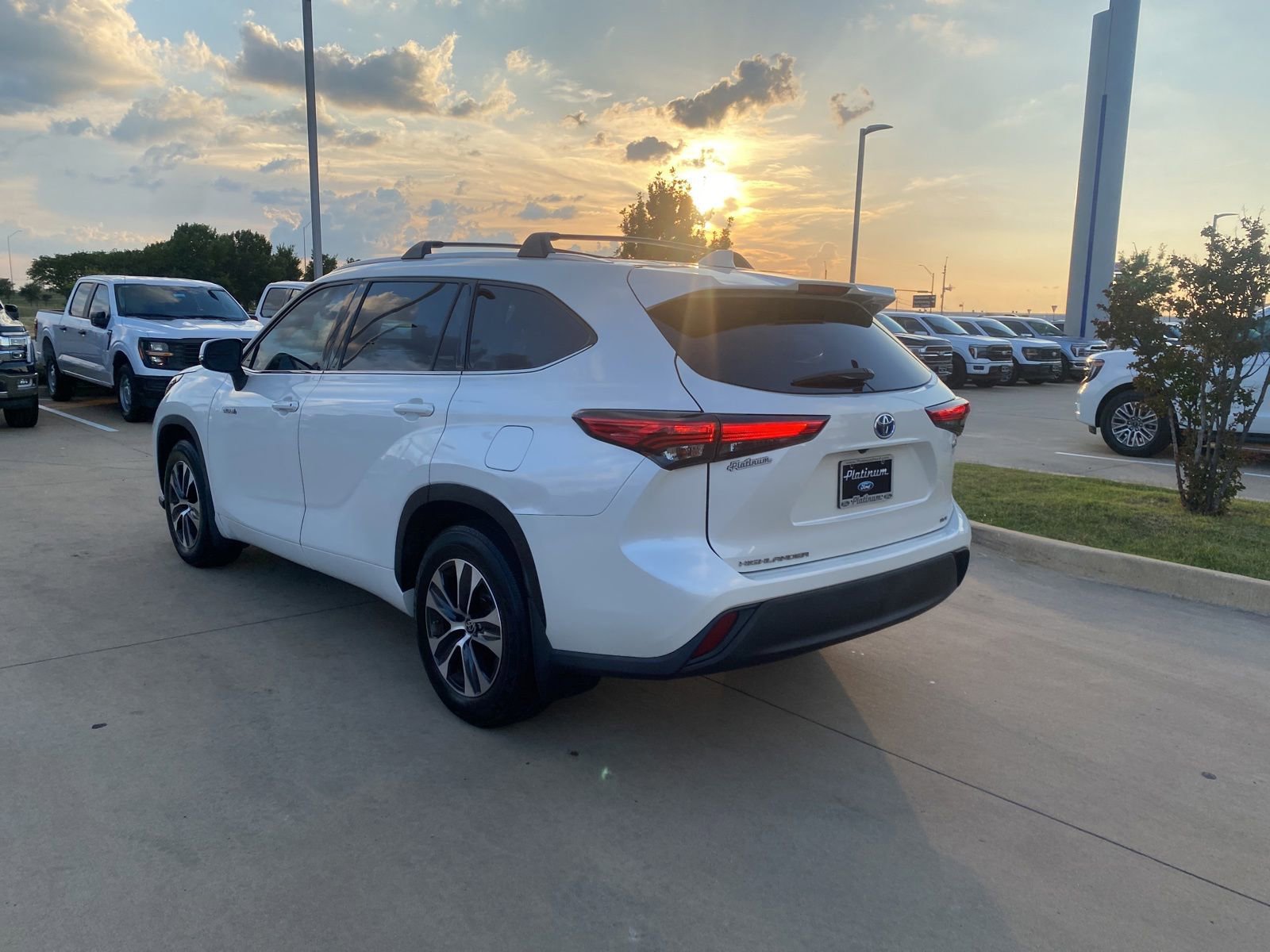 Used 2021 Toyota Highlander XLE FWD image 3