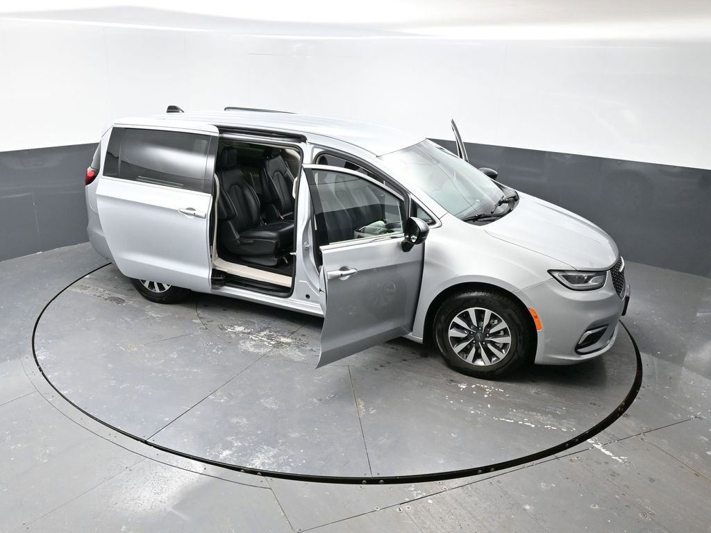 Used 2024 Chrysler Pacifica Select image 59