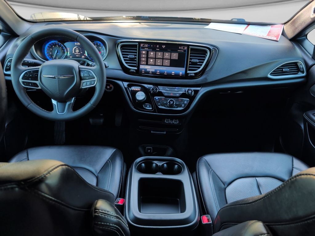 Used 2025 Chrysler Pacifica Select FWD image 18