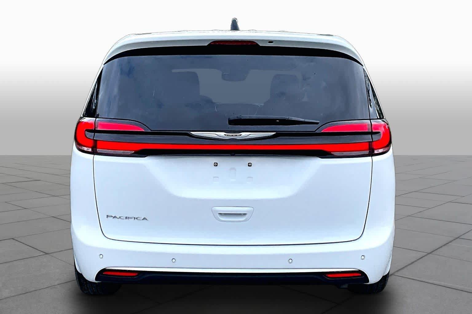 Used 2025 Chrysler Pacifica Select FWD image 5