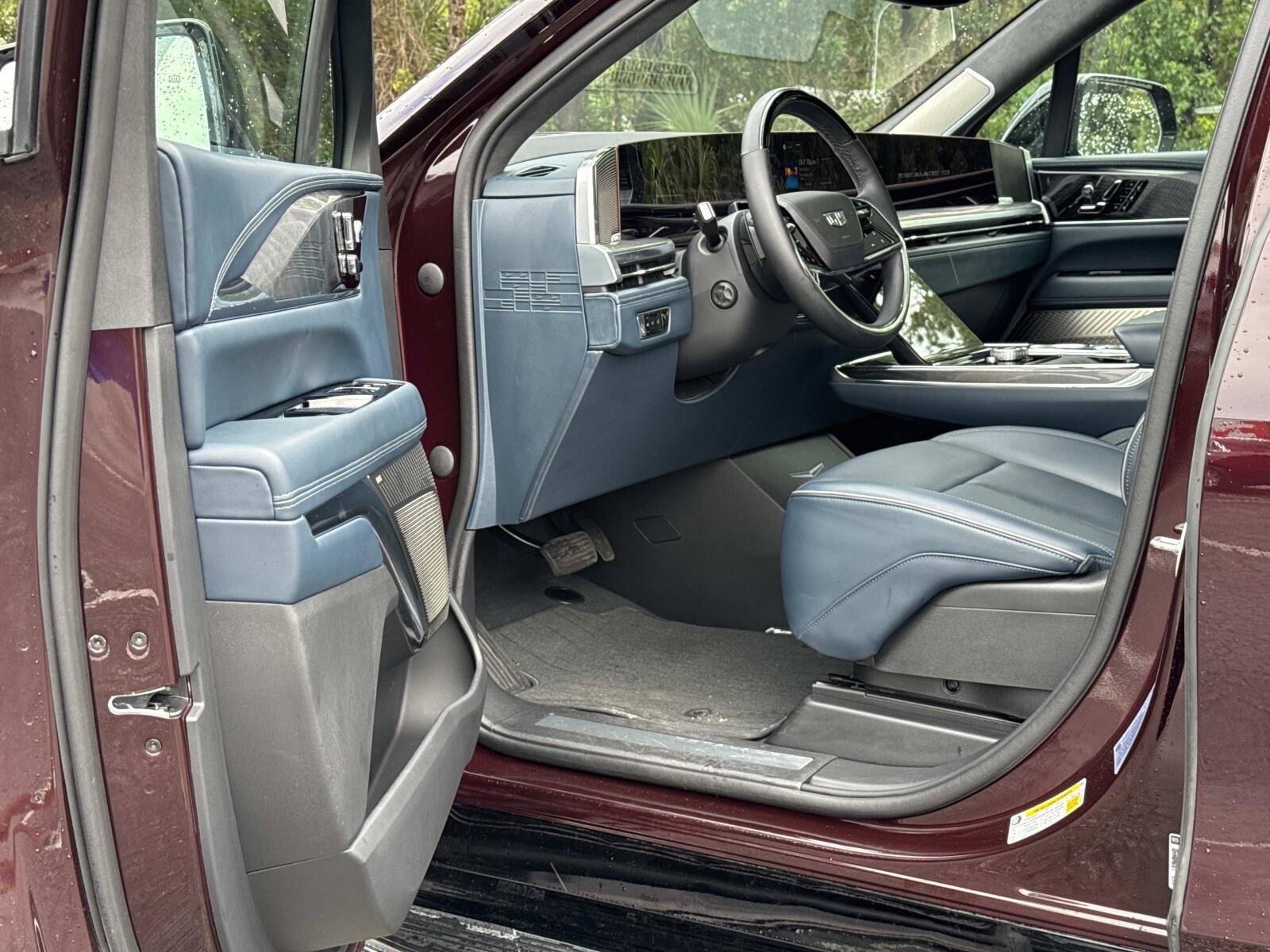 Certified 2025 Cadillac Escalade IQ Luxury 2 w/ LPO, Premium Carpet Package AWD/4WD image 13