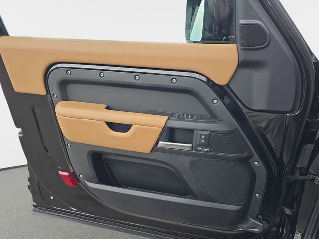 Used 2025 Land Rover Defender 90 X-Dynamic SE image 25