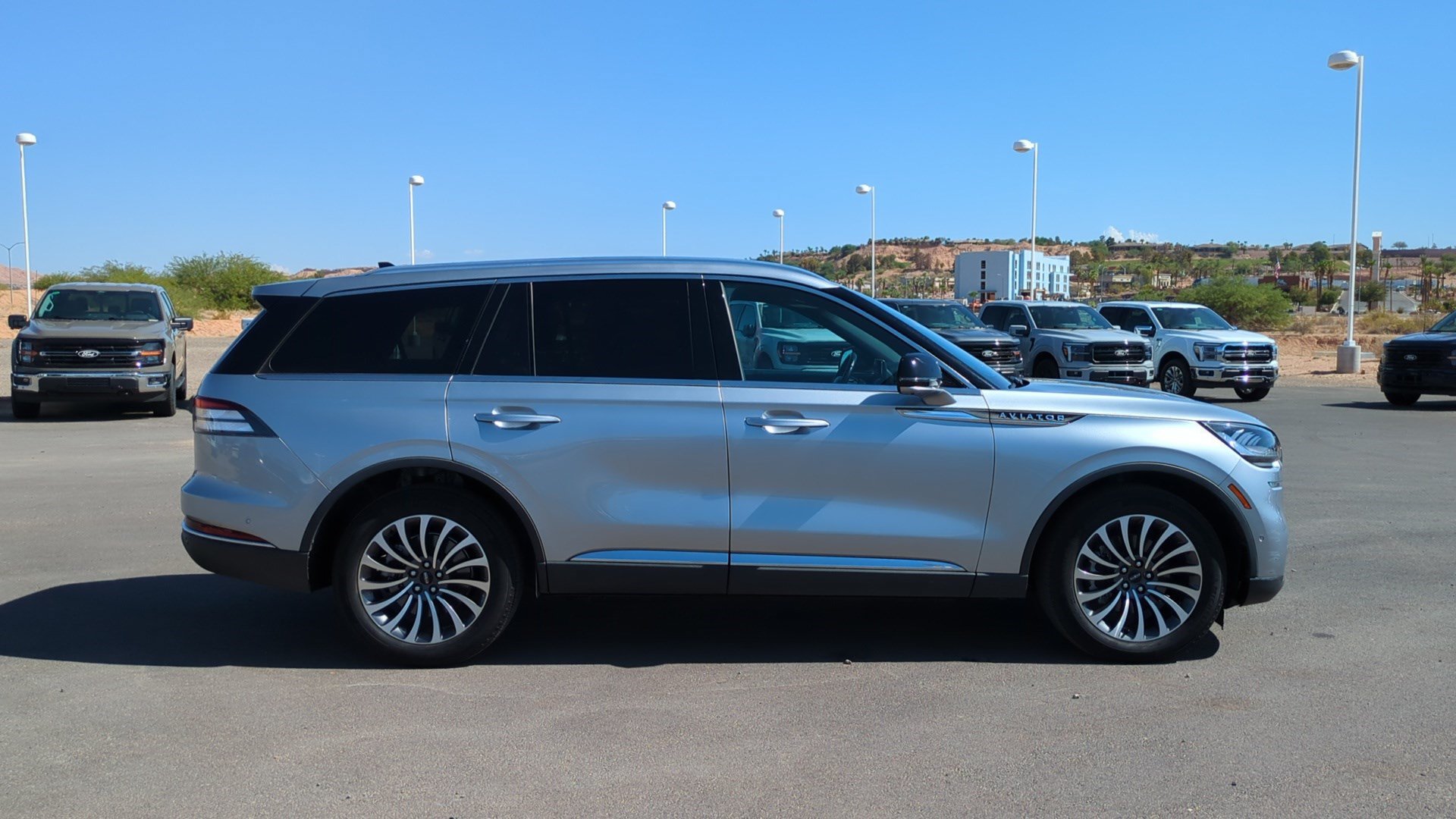 Used 2023 Lincoln Aviator Reserve w/ Equipment Group 201A RWD image 2