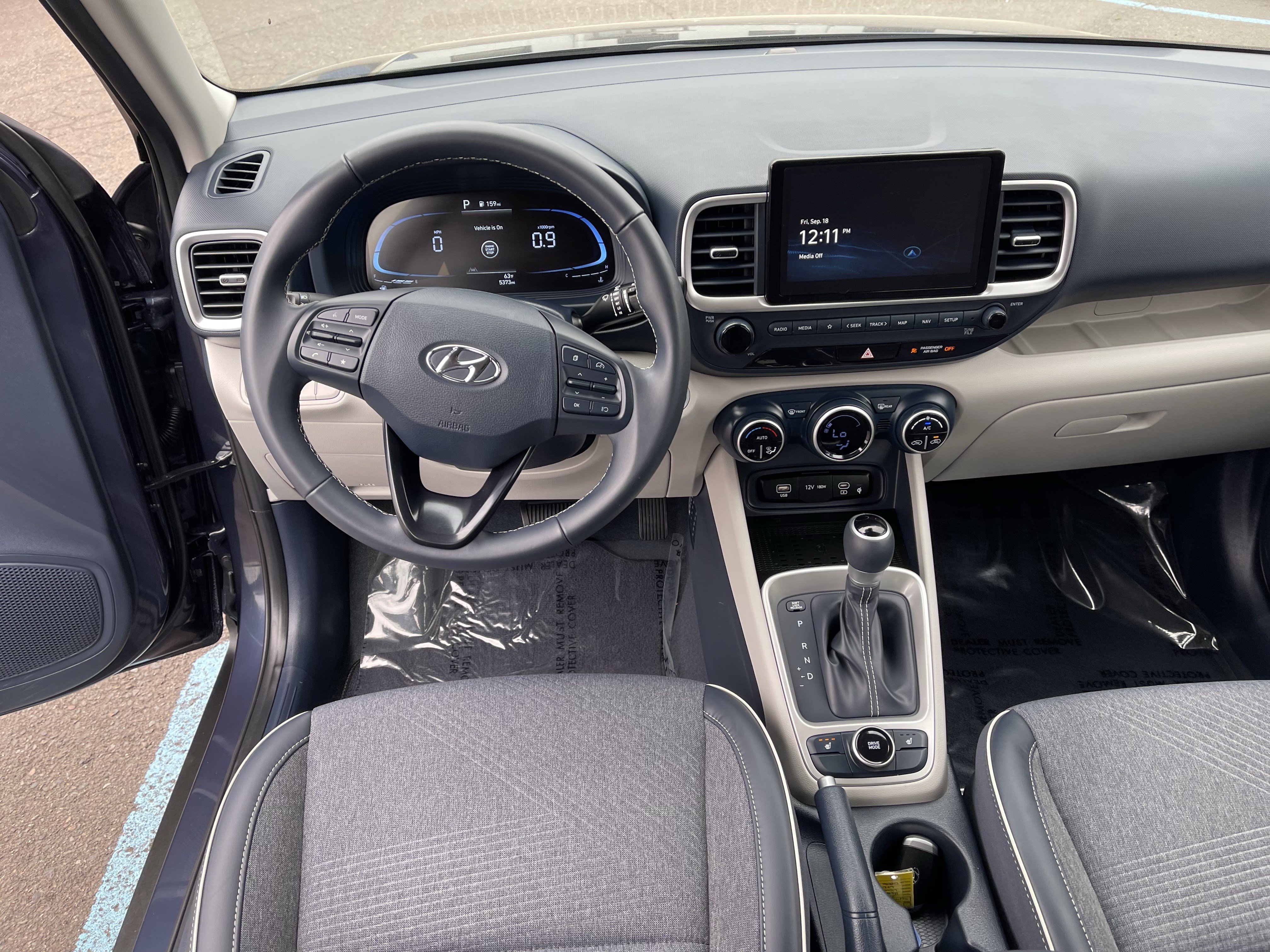 Certified 2025 Hyundai Venue Limited FWD image 12