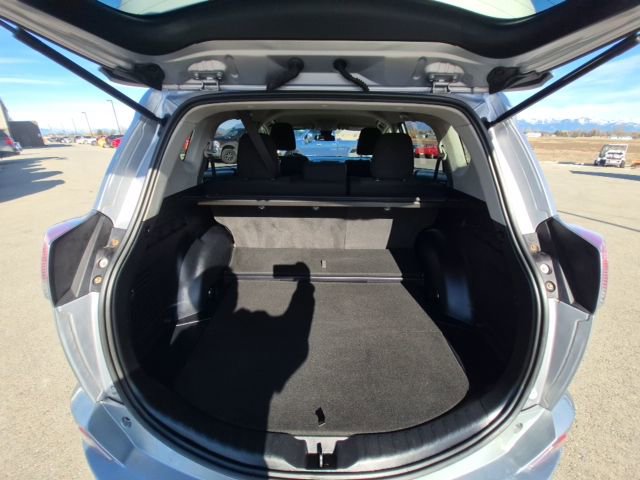 Used 2018 Toyota RAV4 LE image 18