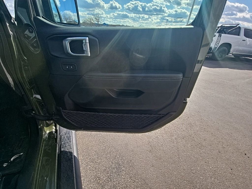 Used 2022 Jeep Wrangler Unlimited Sahara w/ Dual Top Group image 30