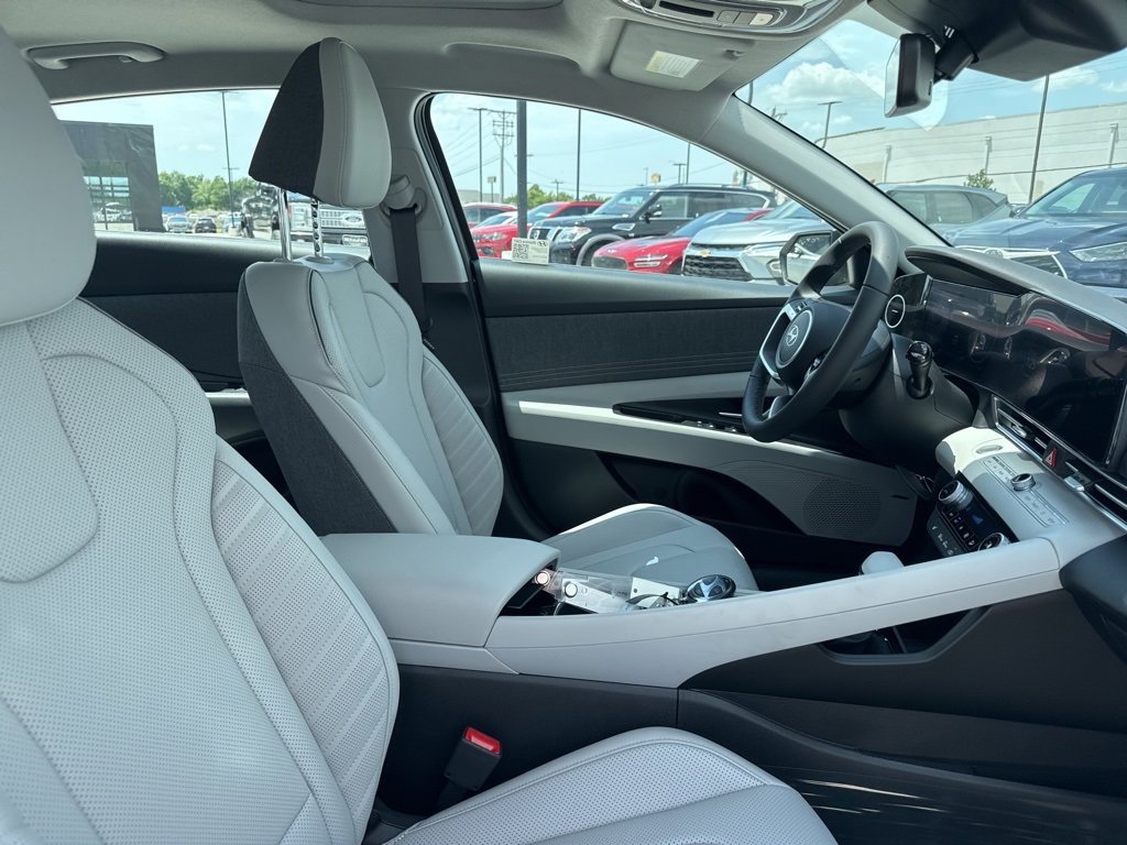 New 2025 Hyundai Elantra Limited image 11