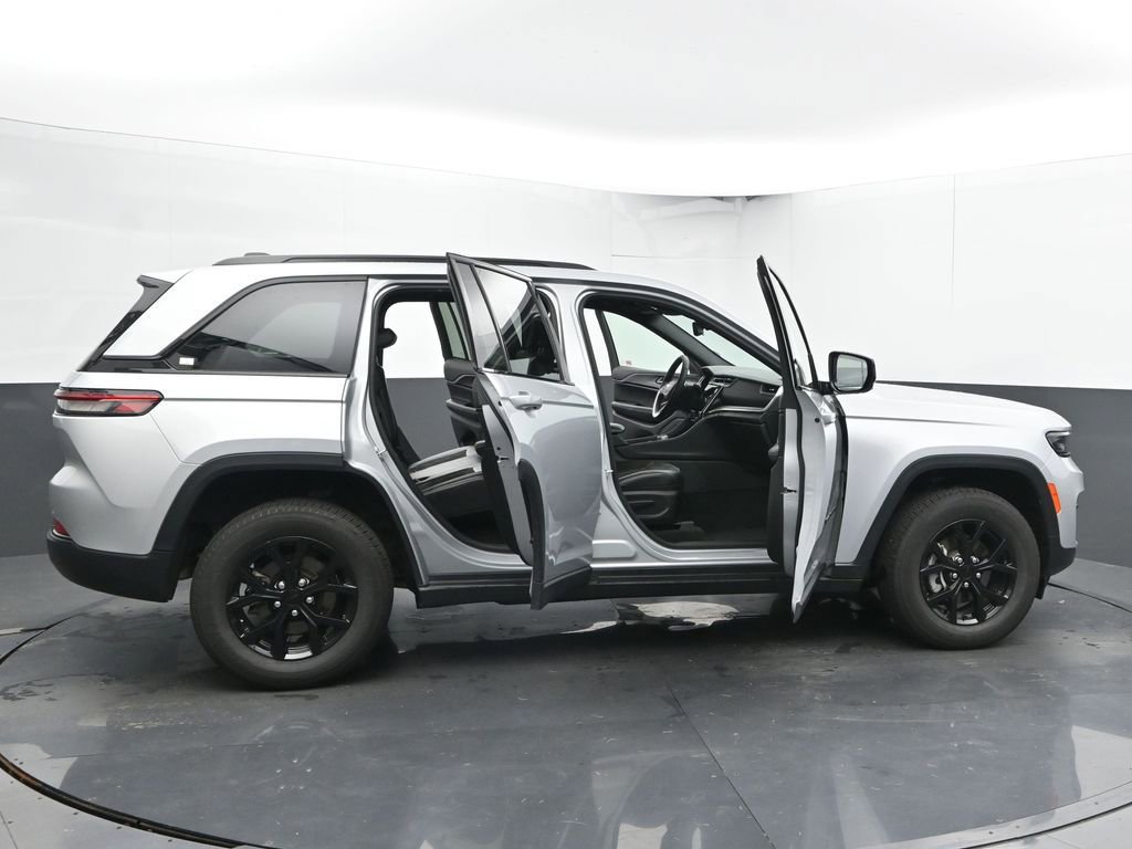 Used 2024 Jeep Grand Cherokee Altitude image 60