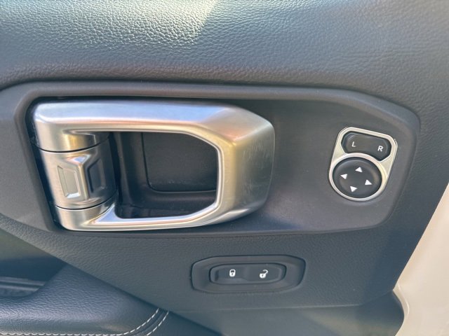 Used 2018 Jeep Wrangler Unlimited Sahara image 15