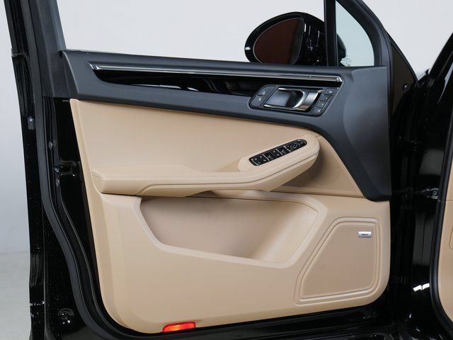 Certified 2026 Porsche Macan AWD/4WD image 29