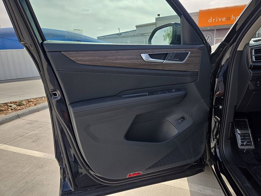 Used 2025 Volkswagen Atlas SEL Premium R-Line image 18