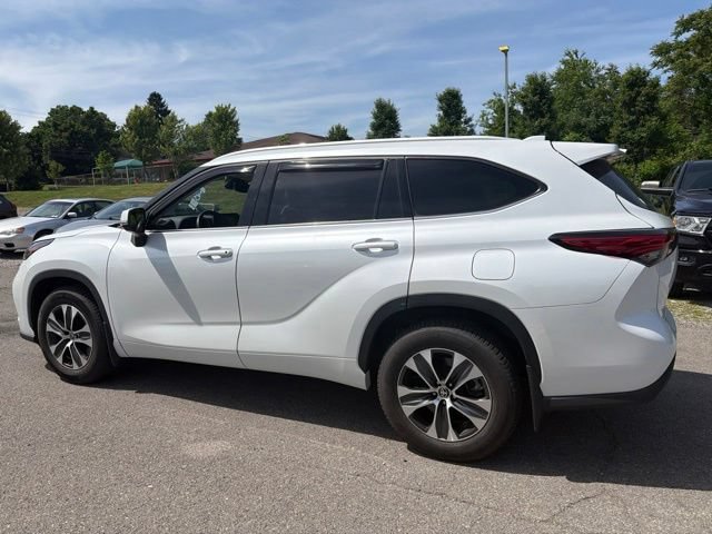 Used 2022 Toyota Highlander XLE AWD/4WD image 11