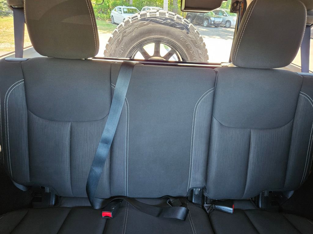 Used 2017 Jeep Wrangler Unlimited Rubicon w/ Connectivity Group AWD/4WD image 17