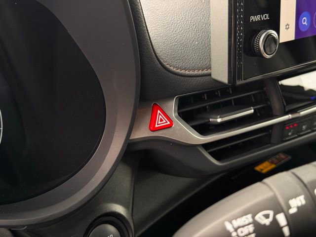 Used 2025 Toyota Sienna Limited image 28