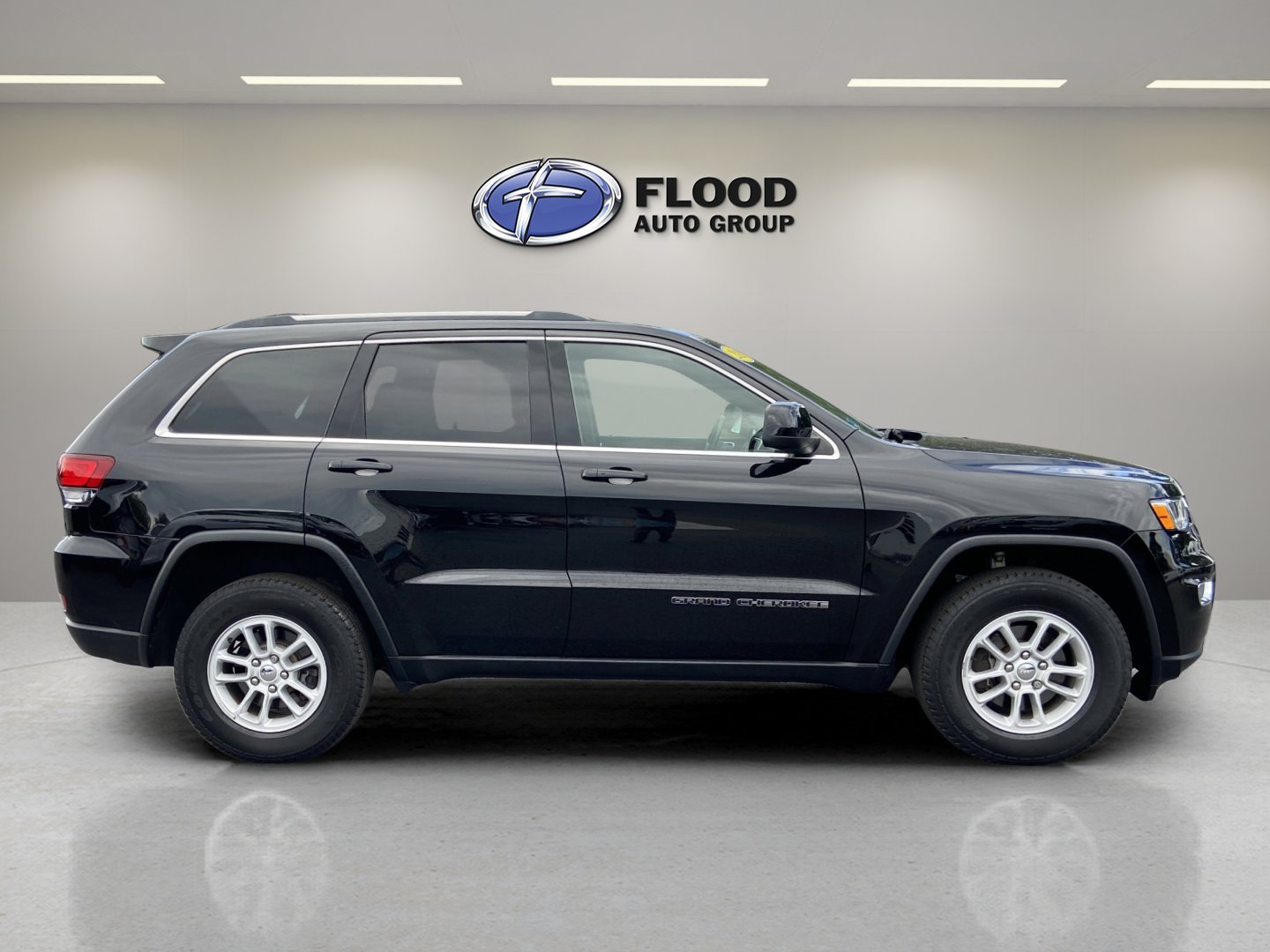 Used 2020 Jeep Grand Cherokee Laredo image 3