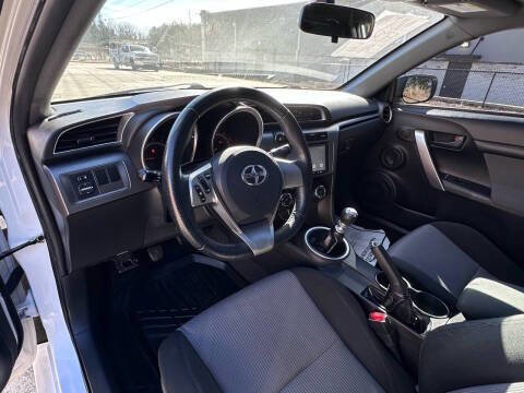 Used 2014 Scion tC FWD image 2
