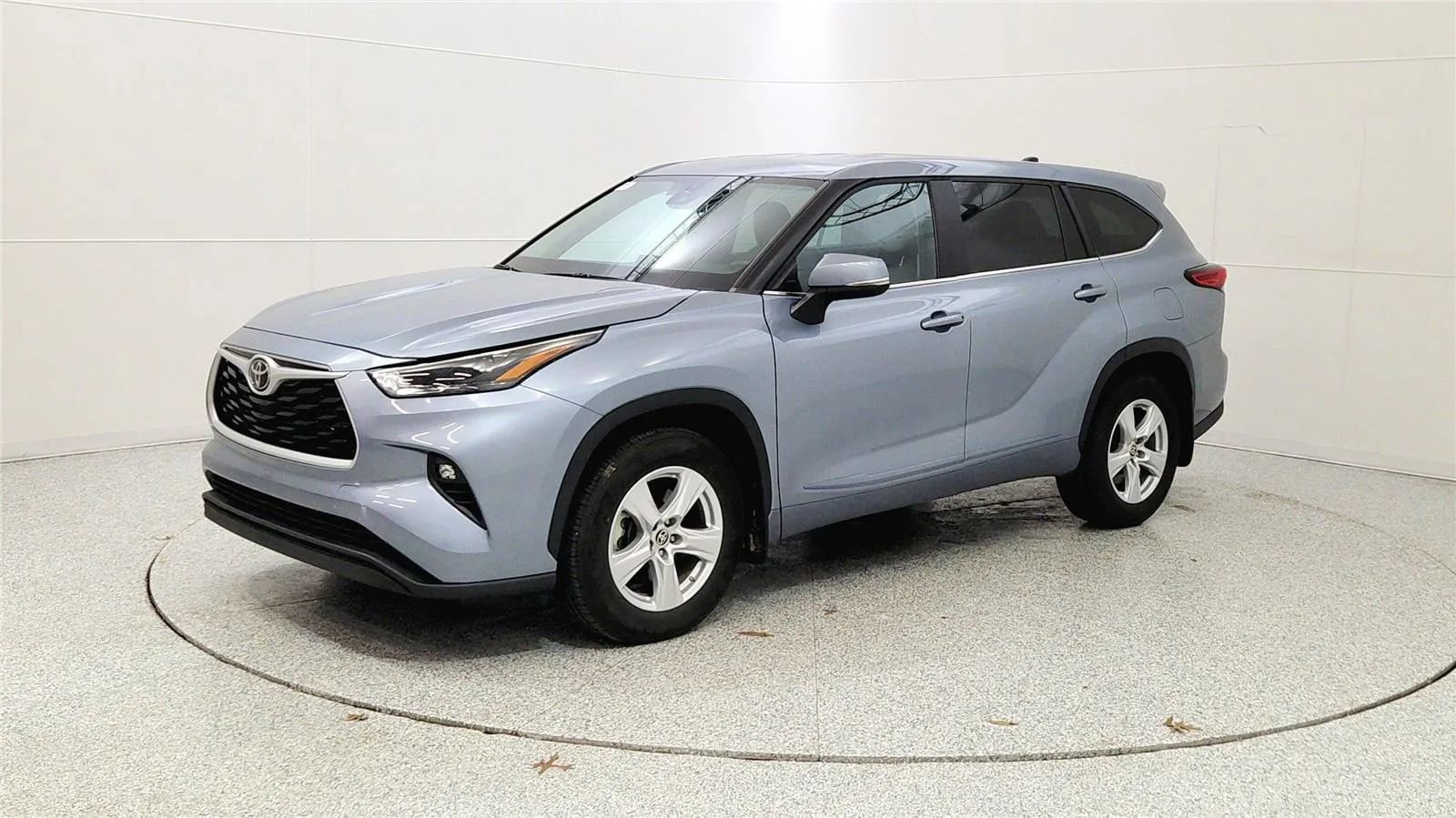 Used 2023 Toyota Highlander LE image 3