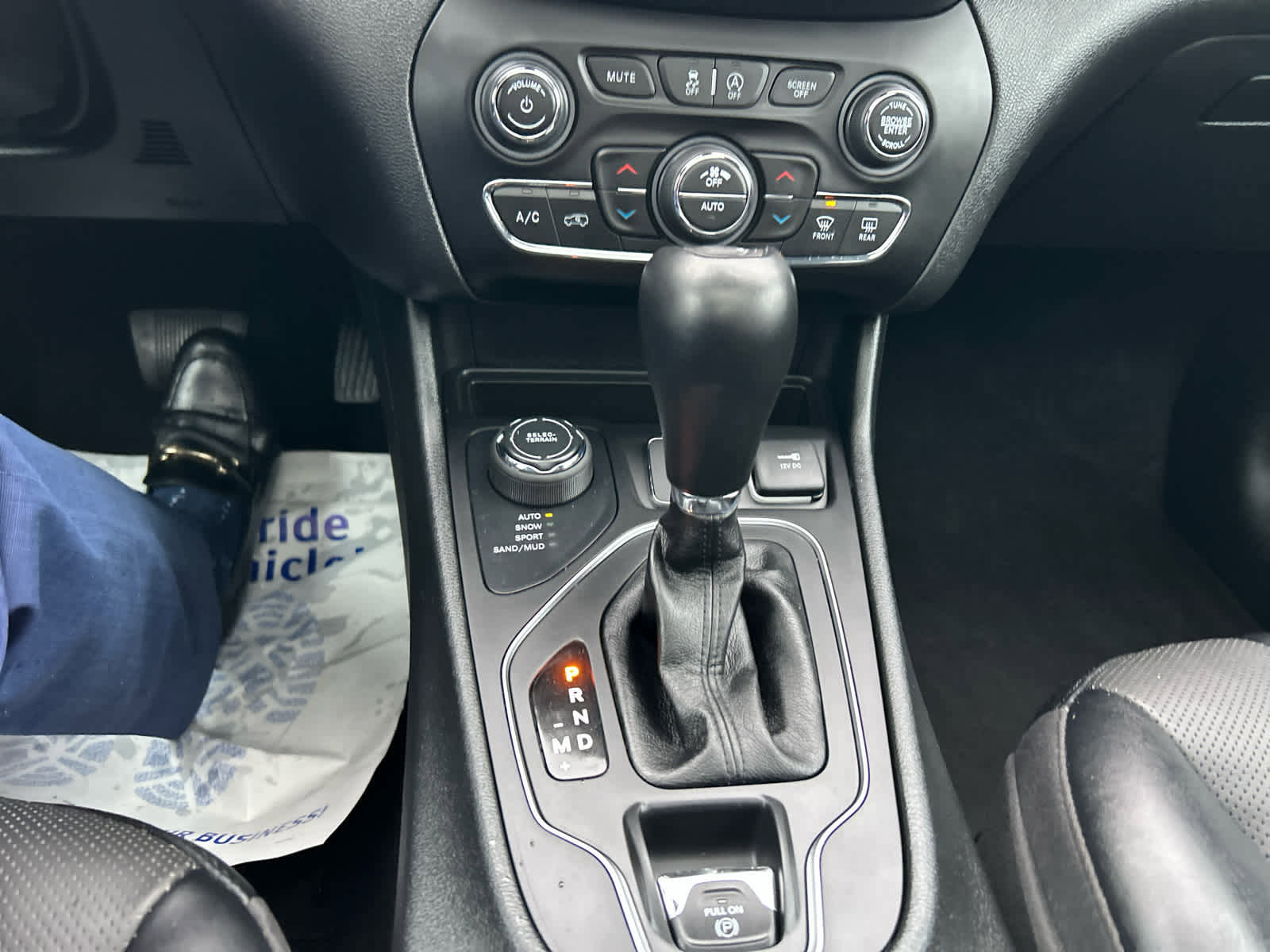 Used 2022 Jeep Cherokee Latitude Lux w/ Sun & Sound Group image 38