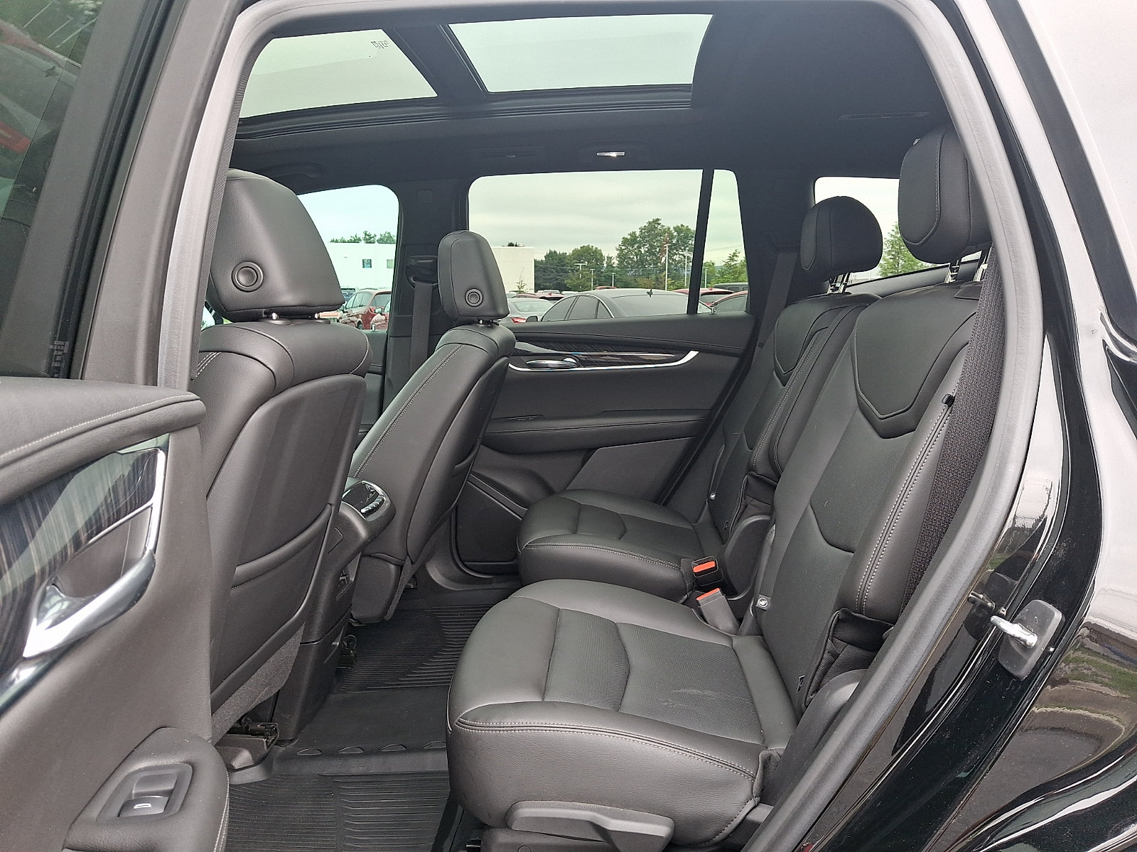 Used 2022 Cadillac XT6 Premium Luxury w/ LPO, Floor Liner Package AWD/4WD image 11