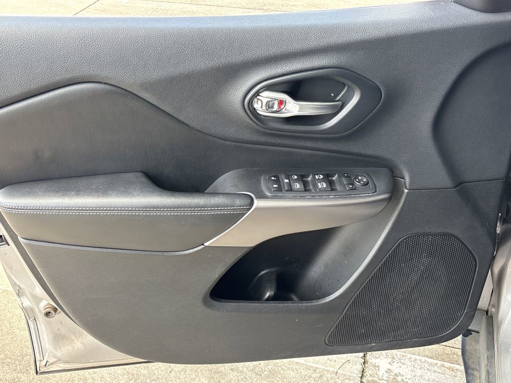 Used 2019 Jeep Cherokee Latitude Plus w/ Comfort/Convenience Group AWD/4WD image 11