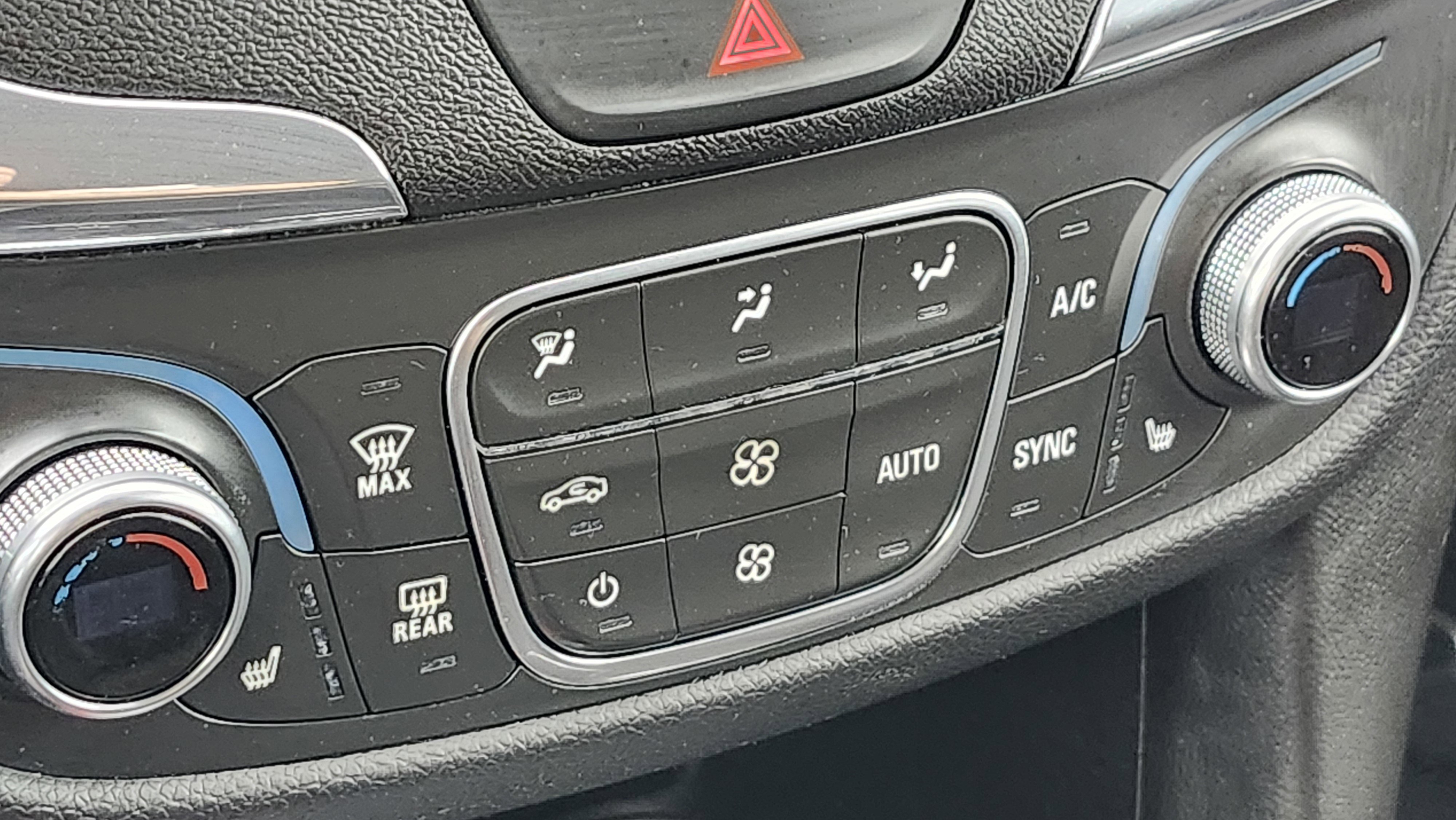 Used 2019 Chevrolet Equinox LT w/ Driver Convenience Package image 29