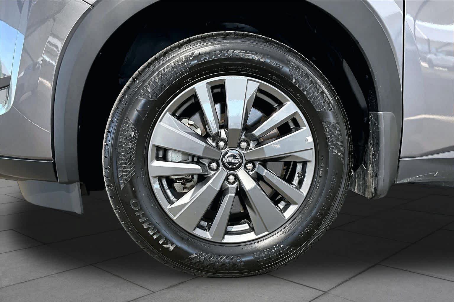 Certified 2025 Nissan Pathfinder SV w/ SV Premium Package FWD image 11