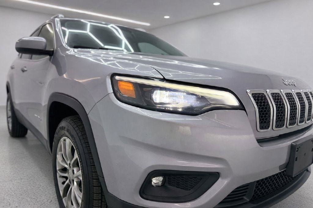 Used 2019 Jeep Cherokee Latitude Plus w/ Cold Weather Group AWD/4WD image 32