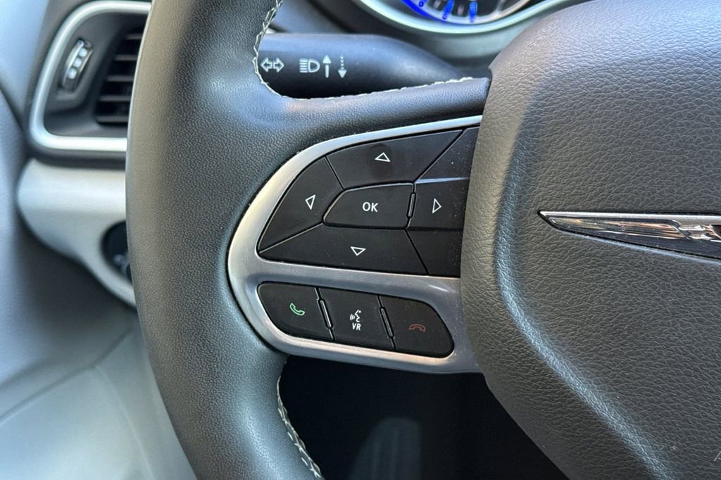 Used 2024 Chrysler Pacifica Touring-L image 35