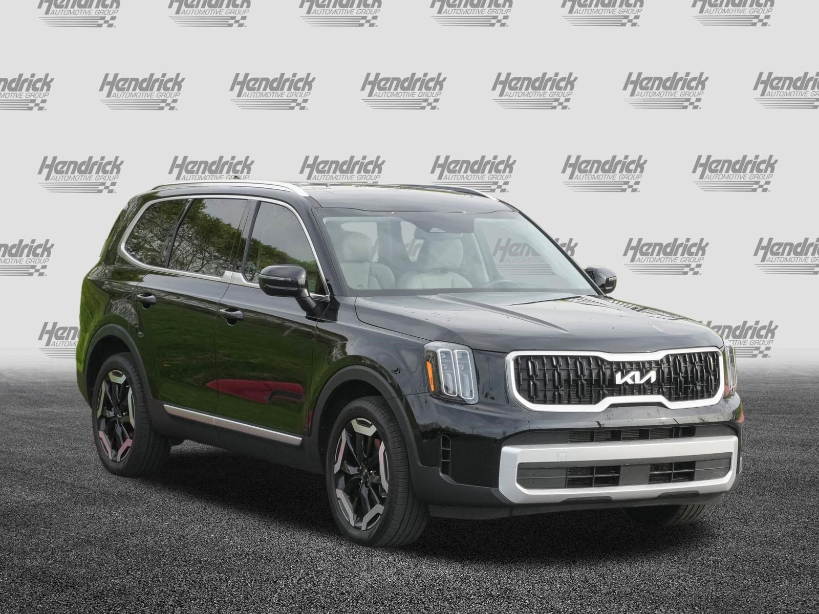Used 2025 Kia Telluride EX w/ EX Captain's Chair Package image 2