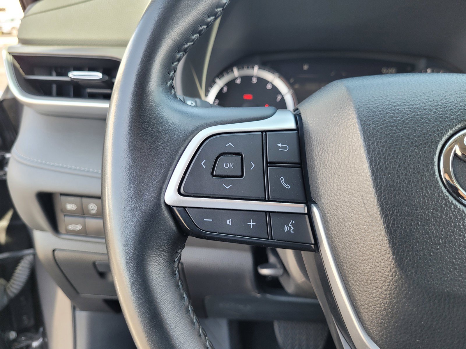 Used 2024 Toyota Highlander LE AWD/4WD image 23