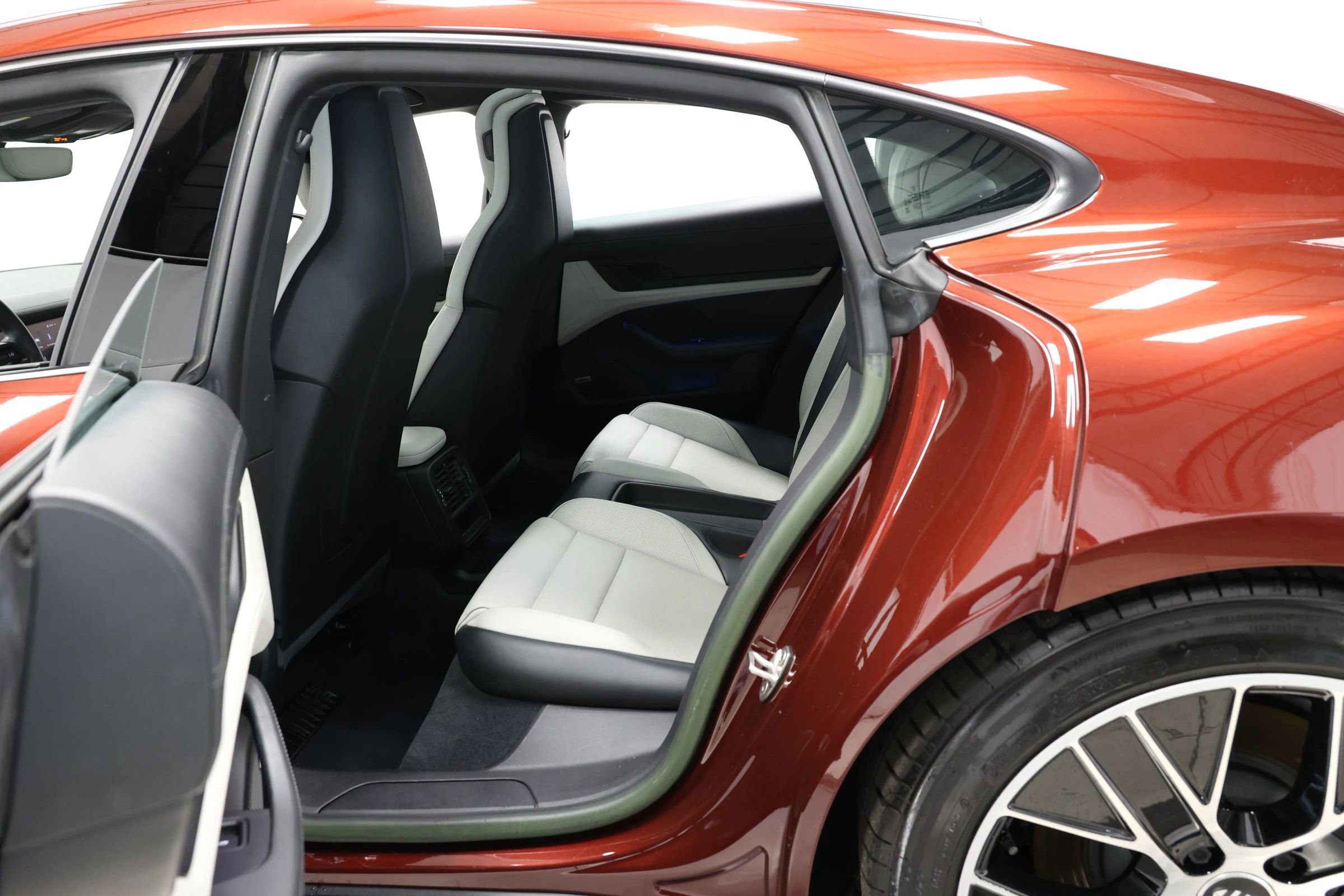 Used 2022 Porsche Taycan image 37