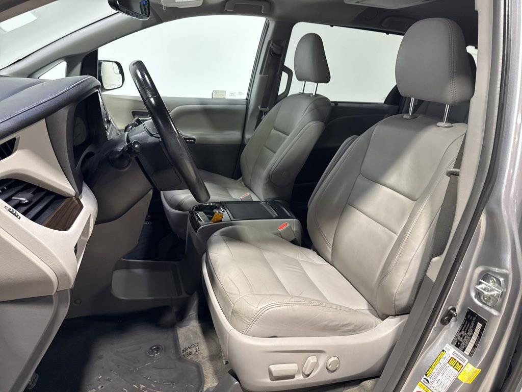 Used 2018 Toyota Sienna XLE Premium w/ Carpet Mat Package image 26