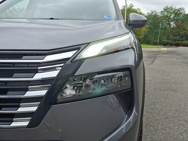 Used 2025 Nissan Rogue SV AWD/4WD image 9