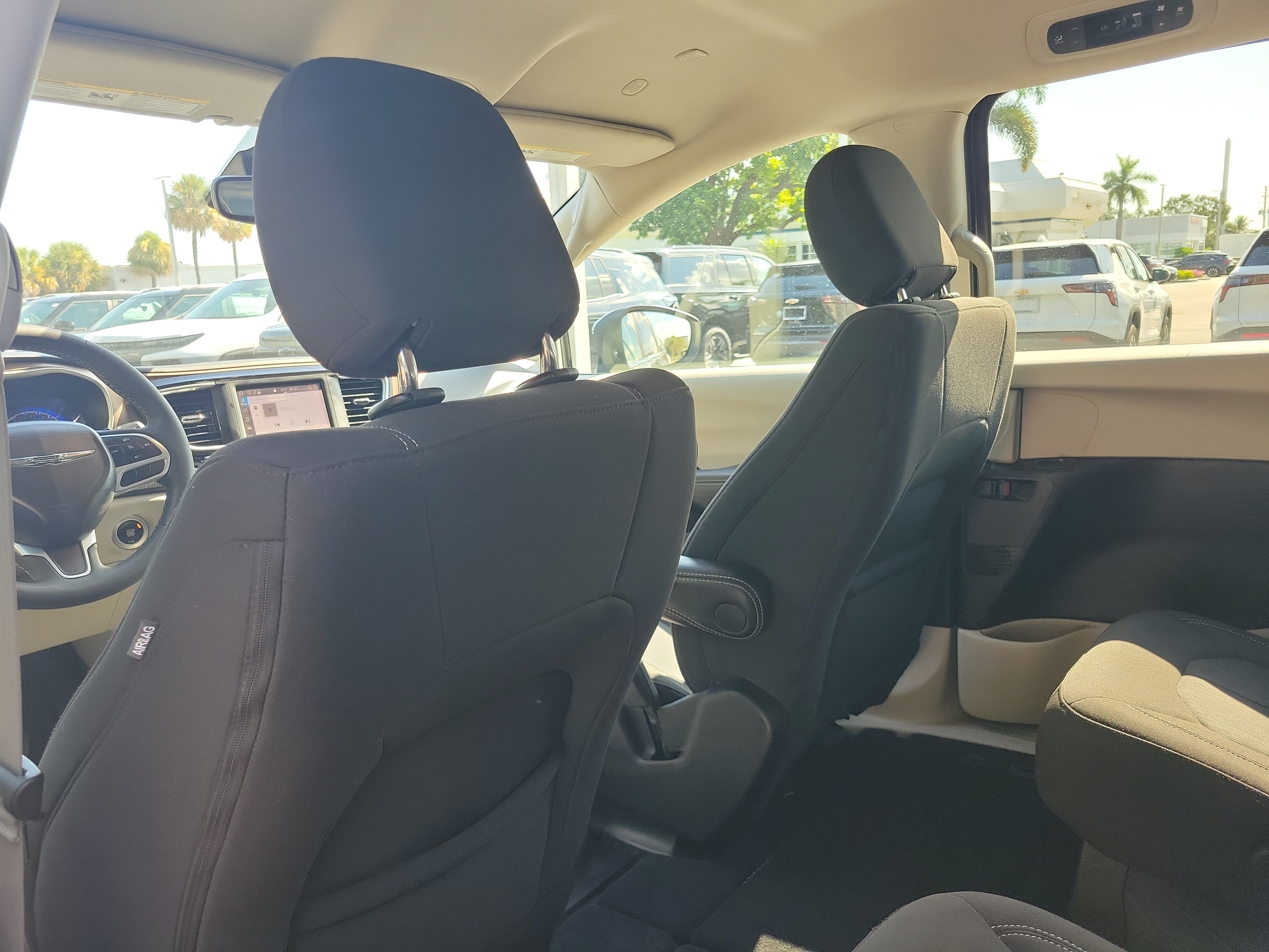 Used 2023 Chrysler Voyager LX FWD image 15