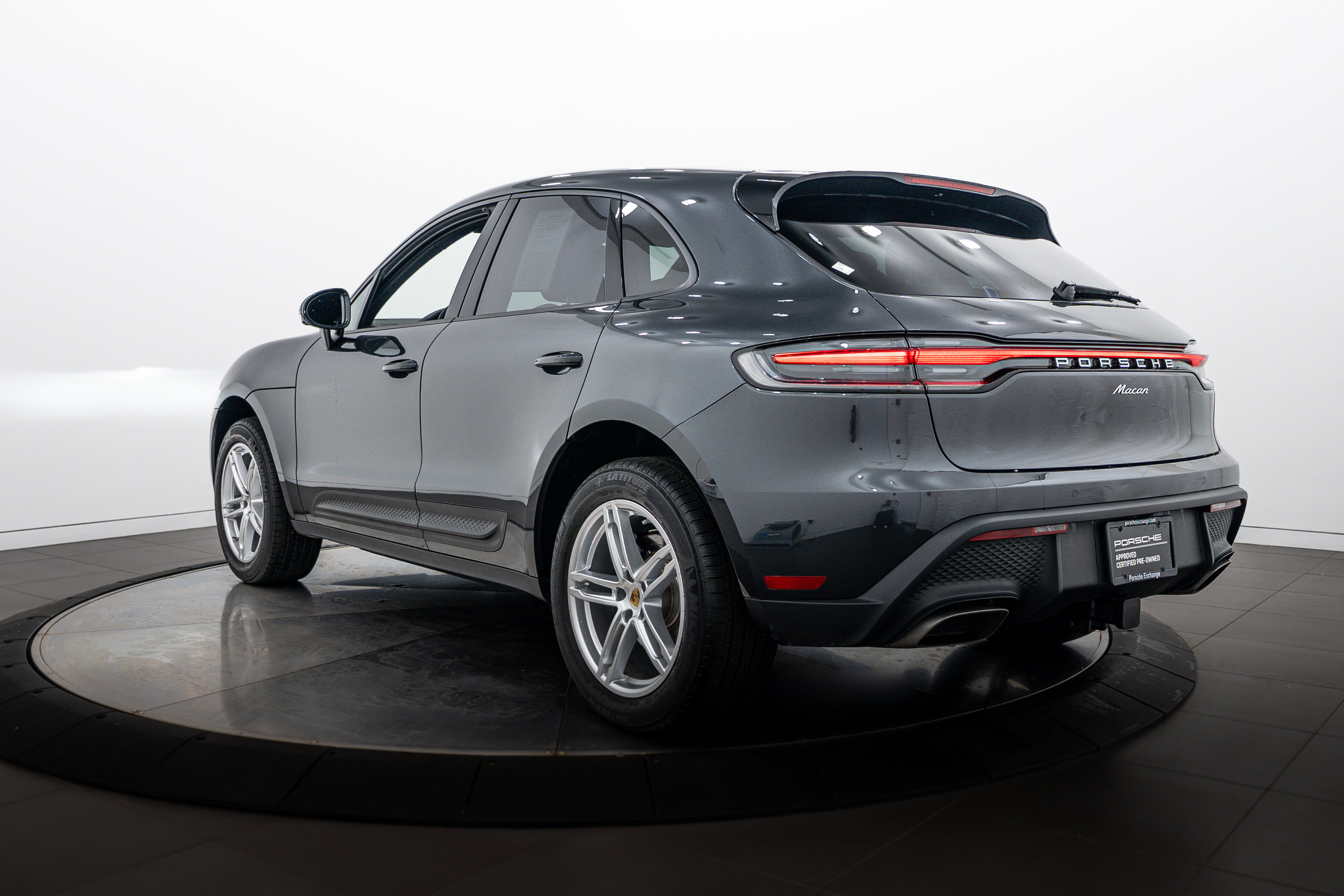 Certified 2026 Porsche Macan AWD/4WD image 3