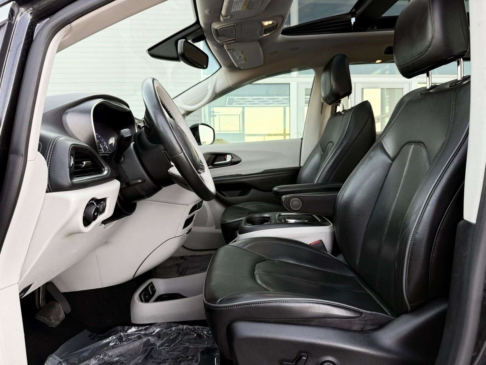 Used 2020 Chrysler Pacifica Limited FWD image 20