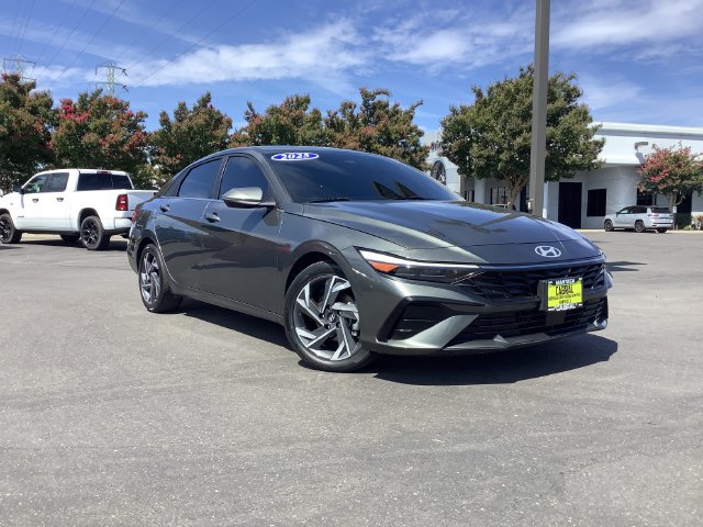 Used 2025 Hyundai Elantra Limited FWD image 2