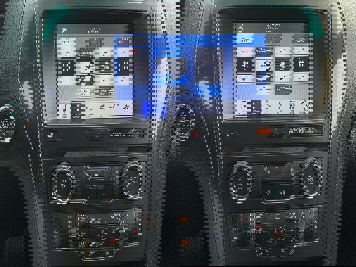 Used 2017 Ford Explorer XLT w/ Equipment Group 202A AWD/4WD image 26