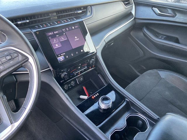 Used 2025 Jeep Grand Cherokee Altitude AWD/4WD image 38