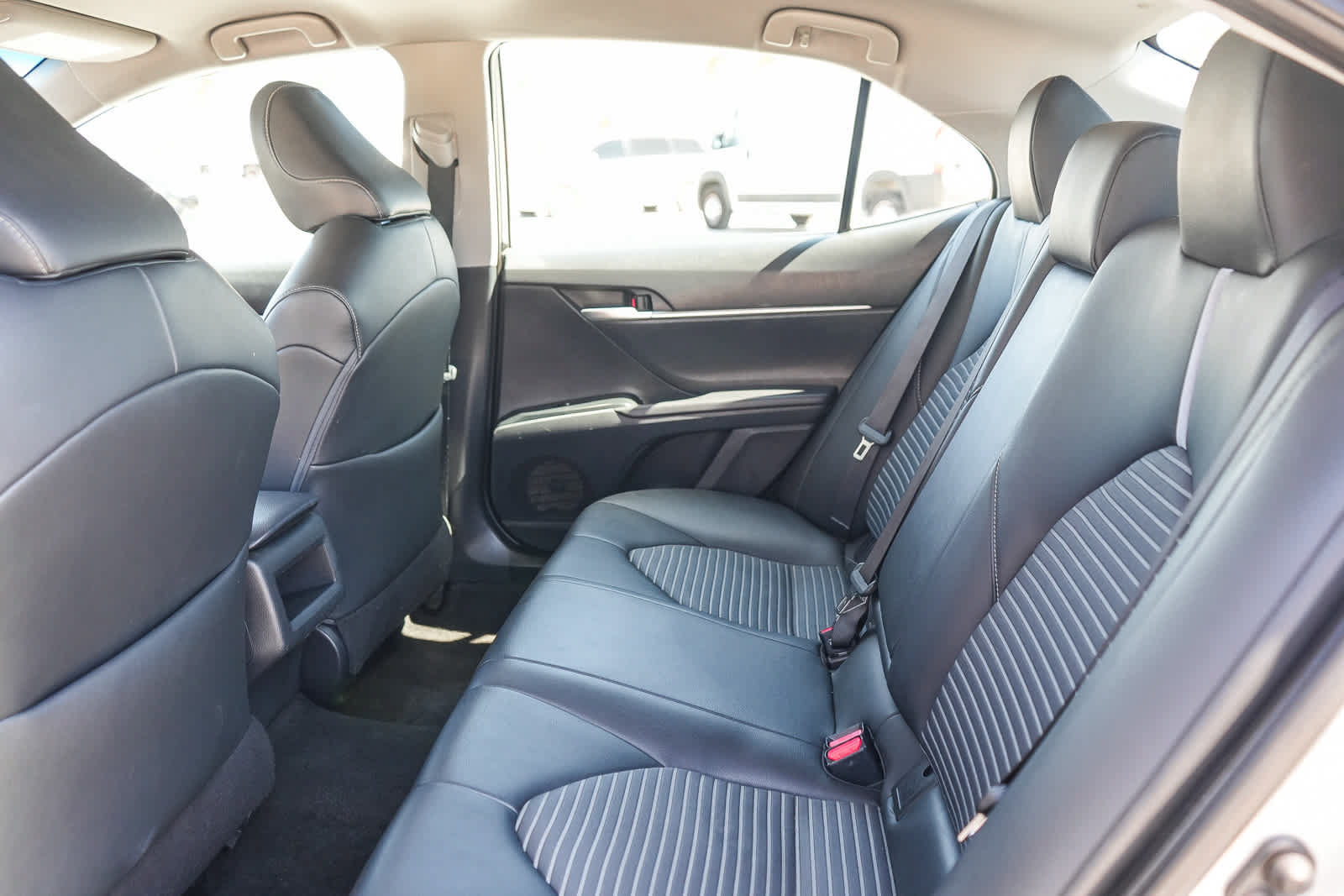 Used 2018 Toyota Camry SE FWD image 19