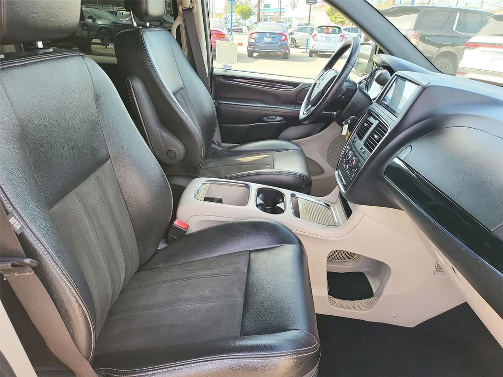 Used 2019 Dodge Grand Caravan SXT image 17
