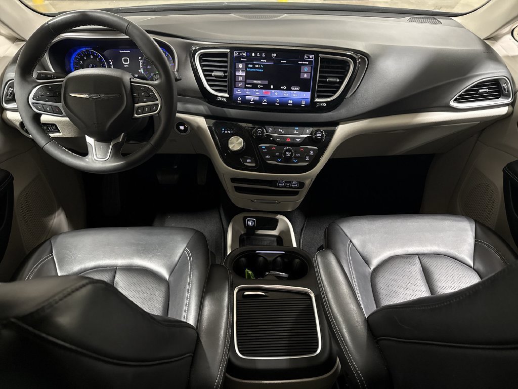 Used 2023 Chrysler Pacifica Touring-L FWD image 10