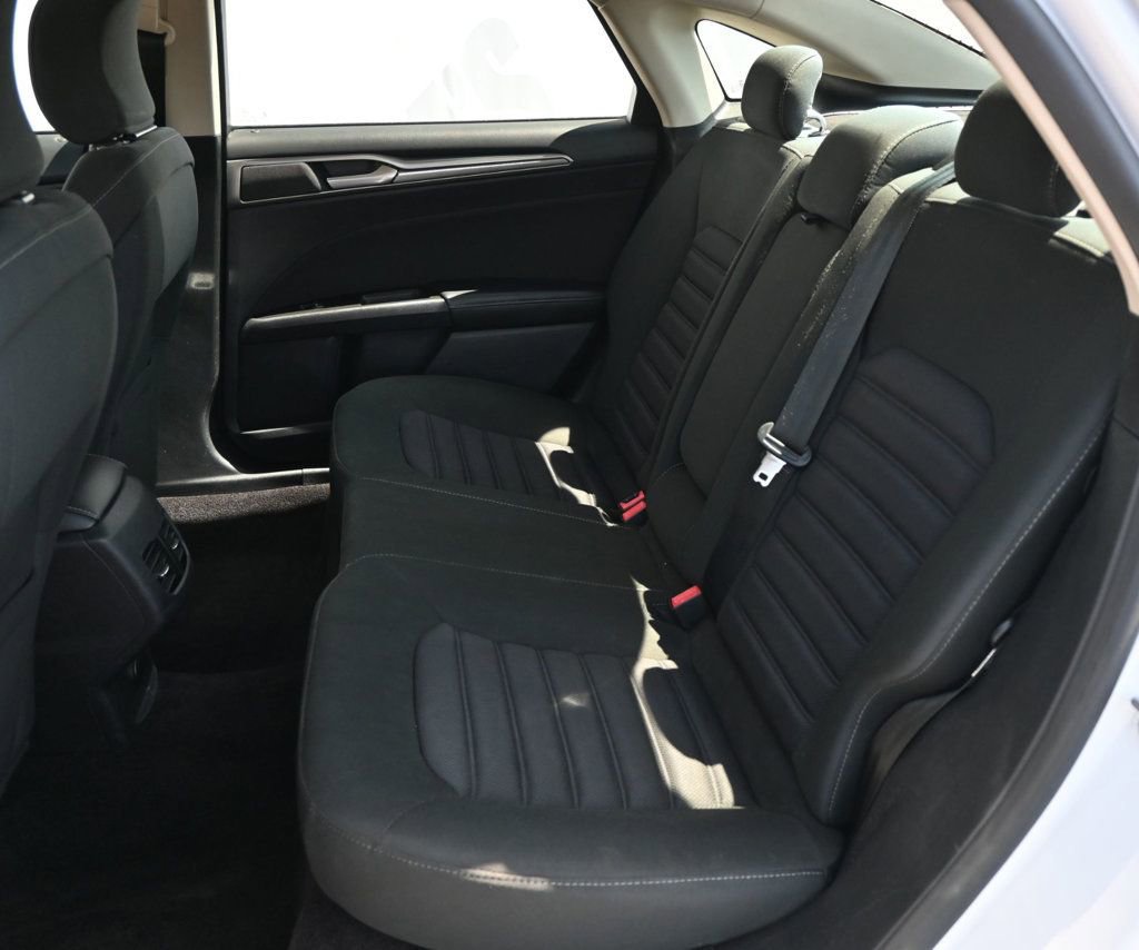 Used 2017 Ford Fusion SE FWD image 14