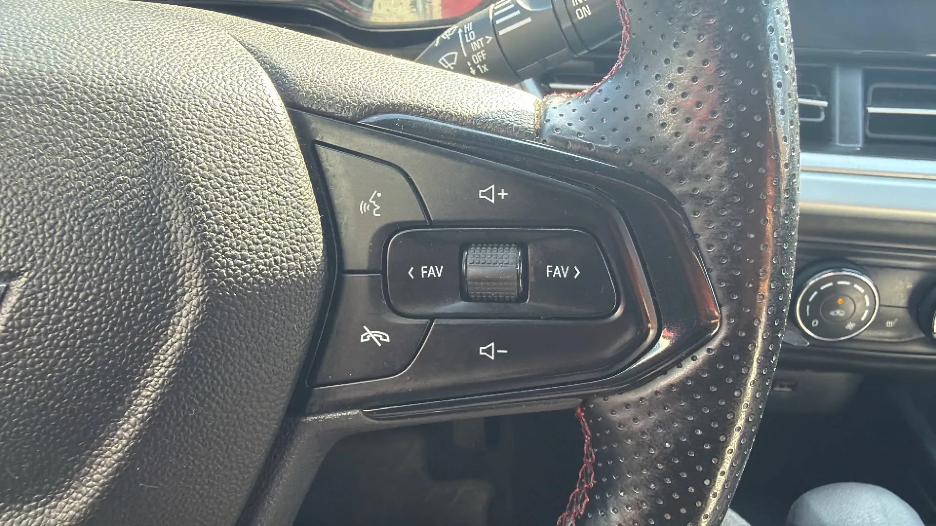Used 2025 Chevrolet Trax RS FWD image 11