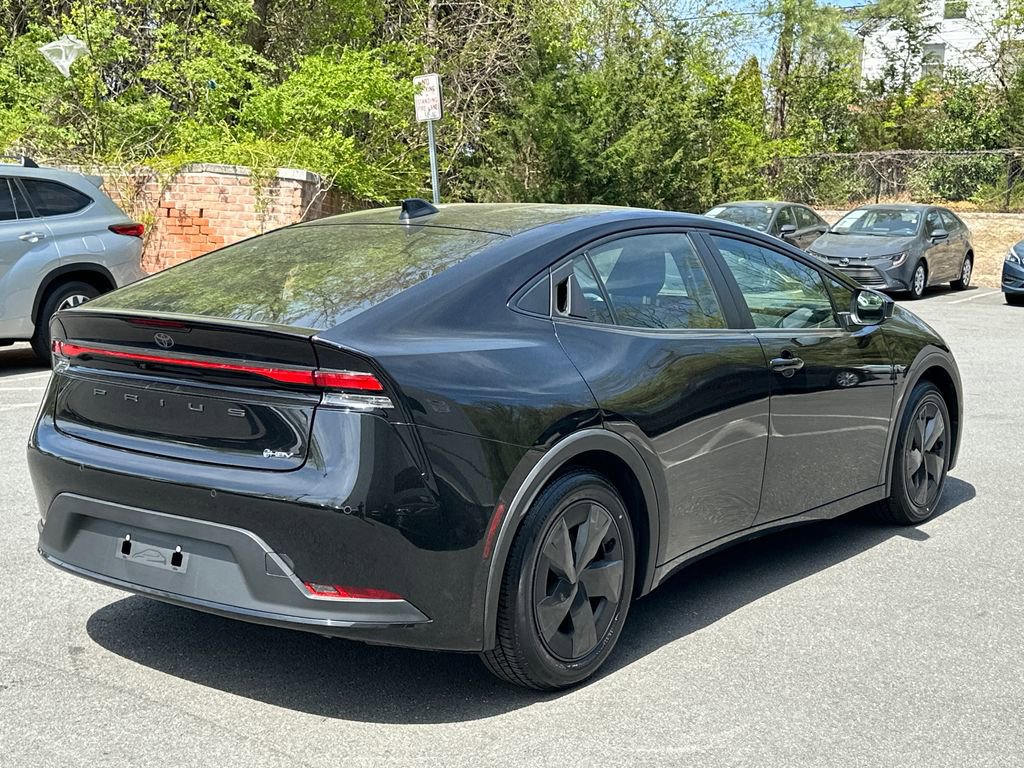 Used 2025 Toyota Prius LE FWD image 4